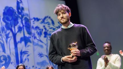 Jérémie Moreau reçoit le Fauve d'Or pour sa BD "La Saga de Grimm", le 27 janvier 2018 à Angoulême (Charente). (YOHAN BONNET / AFP)