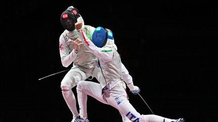 Le Hong-Kongais Cheung Ka Long et l'Italien Daniele Garozzo lors de la finale olympique du fleuret, le 26 juillet 2021 à Tokyo. (FABRICE COFFRINI / AFP)