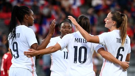 Les Françaises célèbrent le but de Clara Matéo, sur la pelouse du stade de la Source, le 1er juillet 2022. (FRANCK FIFE / AFP)