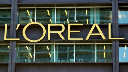 Le logo L'Oreal sur son immeuble à Clichy (Hauts-de-Seine). (THOMAS SAMSON / AFP)