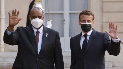 Le&nbsp;président soudanais, Abdel Fattah Al-Burhan, et Emmanuel Macron, à l'Elysée, à Paris, le 17 mai 2021. (LUDOVIC MARIN / AFP)