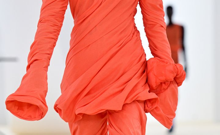 Issey Miyake printemps-été 2024 à la Paris Fashion Week le 29 septembre 2023 (MIGUEL MEDINA / AFP)