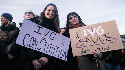 Des militantes féministes lors d'un rassemblement organisé à Paris, le 4 mars 2024, lors du vote par le Congrès de l'inscription du droit à l'interruption volontaire de grossesse dans la Constitution. (ANNA MARGUERITAT / HANS LUCAS / AFP)