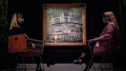 "Show me Monet", une parodie du peintre français par Banksy, vendue à Londres chez Sotheby's (16 octobre 2020) (TOLGA AKMEN / AFP)