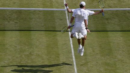 Les jumeaux am&eacute;ricains Bob et Mike Bryan c&eacute;l&egrave;brent leur victoire en double messieurs en demi finale du tournoi de tennis de Wimbledon &agrave; Londres (Royaume-Uni), le 4 juillet 2013. (STEFAN WERMUTH / REUTERS)