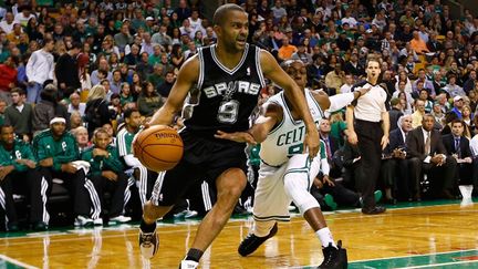 Tony Parker guide les Spurs à la victoire (JARED WICKERHAM / GETTY IMAGES NORTH AMERICA)