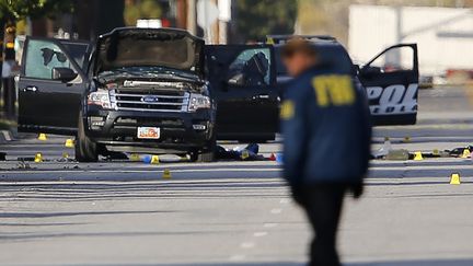 Le FBI&nbsp;enquête&nbsp;à San Bernardino (Californie), après la tuerie qui a fait 14 morts, le 3 décembre 2015. (MIKE BLAKE / REUTERS)