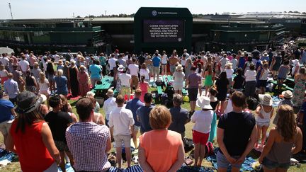 Les spectateurs de Wimbledon&nbsp;ont particip&eacute;,&nbsp;vendredi 3 juillet, &agrave; la minute de silence observ&eacute;e dans tout le Royaume-Uni en hommage aux victimes de l'attaque meurtri&egrave;re perp&eacute;tr&eacute;e &agrave; Sousse (Tunisie), le 26 juin. (JUSTIN TALLIS / AFP)