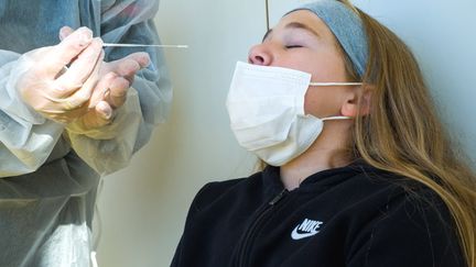 Un test antigénique est réalisé dans un centre de dépistage du Covid-19 à Montauban, dans le Tarn-et-Garonne, le 31 décembre 2021. (PATRICIA HUCHOT-BOISSIER / HANS LUCAS / AFP)