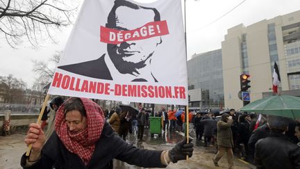 Une manifestante demande la d&eacute;mission de Fran&ccedil;ois Hollande pendant le "Jour de col&egrave;re", organis&eacute; &agrave; Paris le 26 janvier 2014.&nbsp; (PHILIPPE WOJAZER / REUTERS)