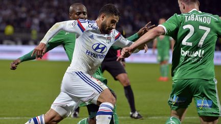 Le Lyonnais Nabil Fekir (au centre) dribble les St&eacute;phanois Landry N'Guemo (&agrave; gauche) et Franck Tabanou (&agrave; droite), le 19 avril 2015 &agrave; Lyon (Rh&ocirc;ne). (JEAN-PHILIPPE KSIAZEK / AFP)