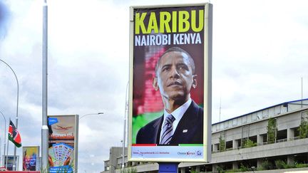 Dans la capitale de Nairobi, un panneau affichant&nbsp;"Karibu Obama", "Bienvenue Obama", en swahili a &eacute;t&eacute; install&eacute; devant l'a&eacute;roport. (TONY KARUMBA / AFP)