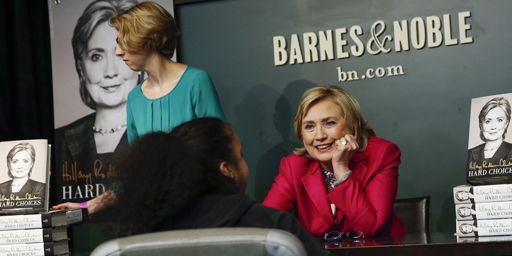 Hillary Clinton discutant avec une petite fille lors d'une séance de signature de son nouveau livre à New York le 10 juin 2014. (Reuters - Shannon Stapleton)