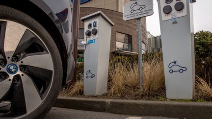 Une recharge de voitures électriques dans le Nord de la France, le 13 février 2017. (PHILIPPE HUGUEN / AFP)