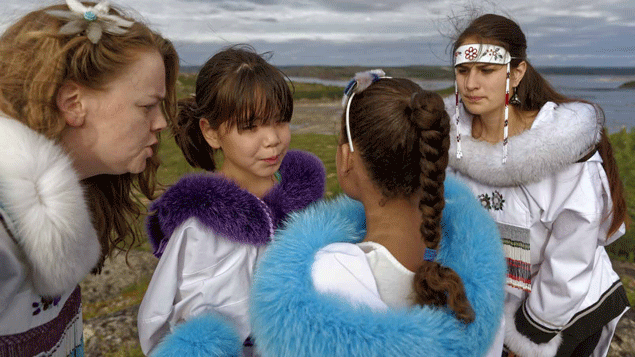 &nbsp; (Chaque année dans la capitale, les filles se livrent à des joutes vocales. © Géo Patrick Chapuis.)