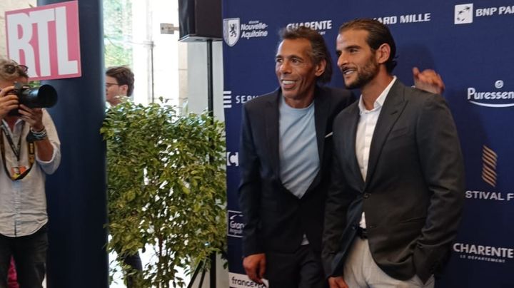 Le réalisateur Hassan Guerrar, à gauche, et le comédien Sofiane Zermani prennent la pose lors de la cérémonie d'ouverture du Festival du film francophone d'Angoulême le 27 août 2024, à Angoulême. Le premier film de Hassan Guerrar, "Barbès, little Alger", est en compétition pour le Valois de diamant. (FB/FRANCEINFO)