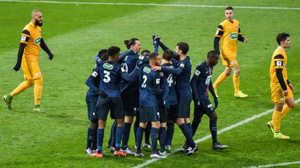 Les joueurs du PSG célèbrent le but de Zlatan Ibrahimovic lors de la victoire contre Wasquehal (1-0) en Coupe de France. (PHILIPPE HUGUEN / AFP)