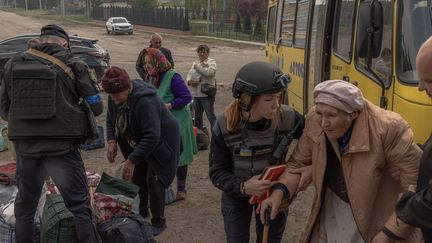 Des civils ukrainiens sont évacués en bus dans la région de Kharkiv, le 12 mai 2024. (ROMAN PILIPEY / AFP)