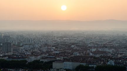 Une vue de Lyon en 2021 durant un épisode de pollution.&nbsp; (NICOLAS LIPONNE / HANS LUCAS)