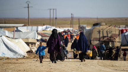 Une femme et des enfants dans le camp de Al-Hol, tenu par les Kurdes dans le Nord-Est de la Syrie, le 14 janvier 2020.&nbsp; (DELIL SOULEIMAN / AFP)