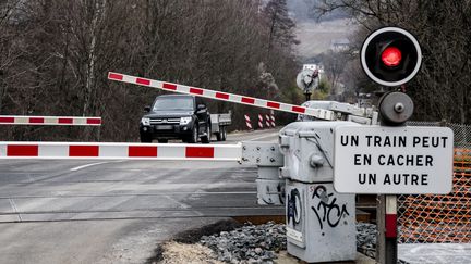 Un passage à niveau, le 23 décembre 2017. (VINCENT ISORE / MAXPPP)