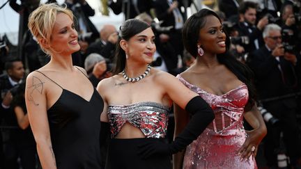 Dans des tenues noires et pailletés, la journaliste Agathe Roussel et la chanteuse Camelia Jordana ont traversé ensemble le tapis rouge. (PATRICIA DE MELO MOREIRA / AFP)