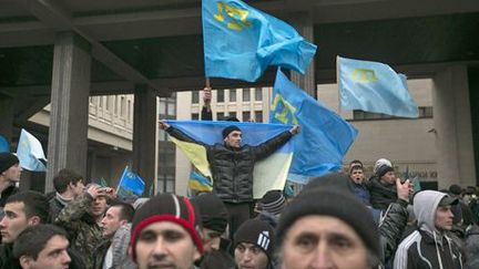 Des Tatars de Crimée manifestent près du parlement à Simféropol, le 26 février 2014. (Reuters - Baz Ratner)