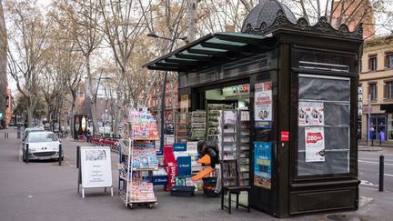 Kiosque à journaux : décrue de l'épidémie, population testée massivement et inquiétude des commerces non-essentiels