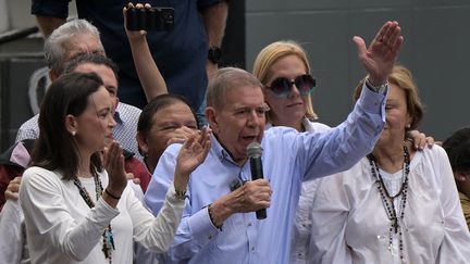 Le candidat de l'opposition vénézuélienne à la présidentielle, Edmundo Gonzalez Urrutia, devant ses partisans, le 30 octobre 2024, à Caracas (Venezuela). (YURI CORTEZ / AFP)