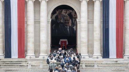 Des gens font la queue pour&nbsp;se recueillir sur le cercueil de Jacques Chirac, aux Invalides, le 29 septembre 2019.&nbsp; (PHILIPPE LOPEZ / AFP)