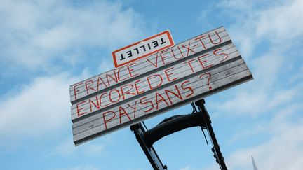 Des agriculteurs en colère manifestent à Albi, dans le Tarn, le 23 janvier 2024. (PATRICK BATARD / HANS LUCAS)