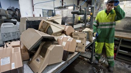 Destruction de Minitel &agrave; Portet-sur-Garonne (Haute-Garonne), le 25 mai 2012. (REUTERS)