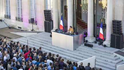 La DJ française Chloé en plein mix dans la cour de l'Elysée devant 10 000 spectateurs. (CHRISTOPHE PETIT TESSON / AFP)