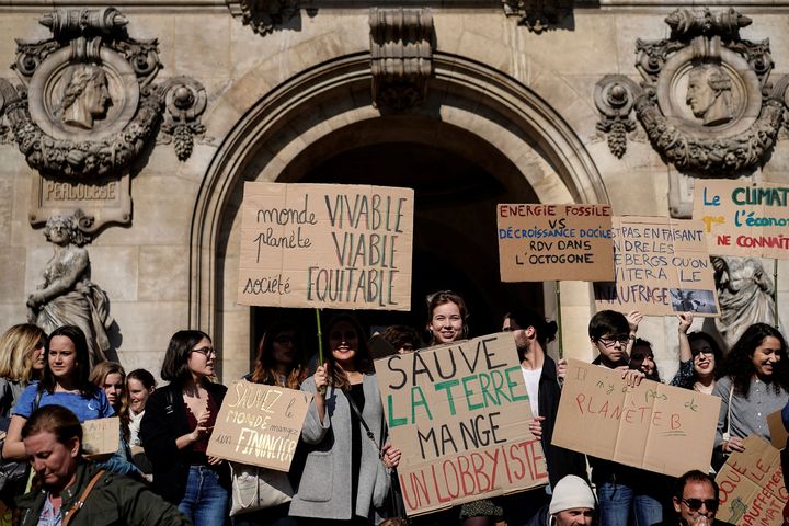 Plusieurs lycéens et étudiants prennent part à la marche pour le climat, le 22 février 2019, à Paris. (LIONEL BONAVENTURE / AFP)