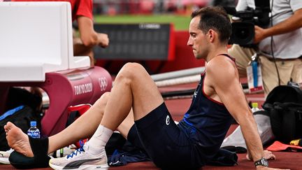 Le perchiste français, Renaud Lavillenie, a chuté sur le sol à la suite d'une mauvaise impulsion à l'échauffement avant la finale olympique, mardi 3 août 2021. (BEN STANSALL / AFP)