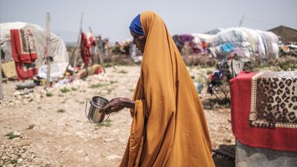 Une mère de famille marche dans un camp de déplacés à Hargeisa (Somalie), le 16 septembre 2021.&nbsp; (EDUARDO SOTERAS / AFP)