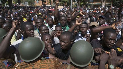 &nbsp; (Des manifestants continuent à se rassembler à Ouagadougou, la capitale du Burkina Faso © REUTERS/Joe Penney)