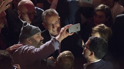 Alexander Van der Bellen, nouveau président autrichien, pose pour un selfie avec un supporter, le 4 décembre 2016 à Vienne.&nbsp; (JOE KLAMAR / AFP)