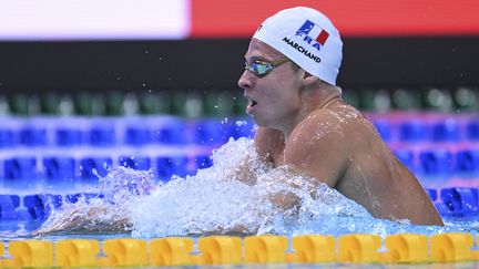 Léon Marchand, en série du 400 m 4 nages, lors des championnats du monde à Budapest, le 18 juin 2022. (KEMPINAIRE STEPHANE / KMSP)