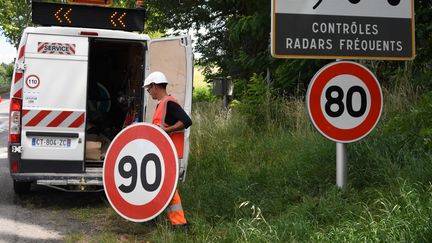 Changement de panneau sur cette route près de&nbsp;Grenade&nbsp;(Haute-Garonne), le 28 juin 2018.&nbsp; (PASCAL PAVANI / AFP)