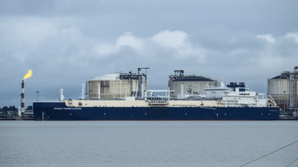 Le tanker Rudolf Samoylovich transporte du GNL à Montoir-de-Bretagne, près de Saint-Nazaire (Loire-Atlantique), le 10 mars 2022. (LOIC VENANCE / AFP)