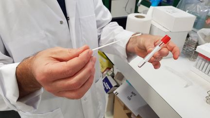 Un test PCR dans un laboratoire à Rennes. (BENJAMIN FONTAINE / FRANCE-BLEU ARMORIQUE)