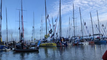 Le&nbsp;départ à huis-clos du Vendée Globe depuis le port des Sables-d'Olonne, le 8 novembre 2020. (EMMA SARANGO / RADIO FRANCE)