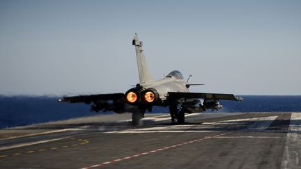 Un avion Rafale en phase de décollage du porte-avions "Charles-de-Gaulle" en 2016. (ERIC FEFERBERG / AFP)