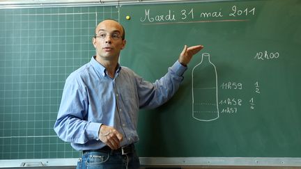 Gilles Vernet photographié dans sa classe, le 31 mai 2011. (LA CLAIRIERE PRODUCTIONS)