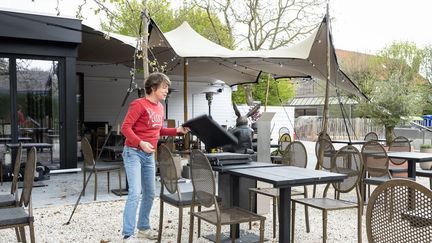 Un restaurateur prépare sa terrasse,&nbsp;le 6 mai 2021, en vue de la réouverture le 19. (JAMES ARTHUR GEKIERE / BELGA MAG)