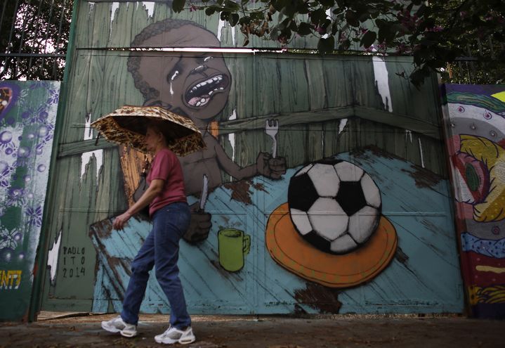 La fresque du "street artist" Paulo Ito, dans une rue de Sao Paulo, au Br&eacute;sil, le 22 mai 2014.&nbsp; (NACHO DOCE / REUTERS)