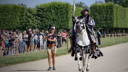 Entrée en scène royale pour la flamme dans l'enceinte du château de Chambord (Loir-et-Cher), le 8 juillet. La voilà portée à cheval par François Ier, plus vrai que nature. (GUILLAUME SOUVANT / AFP)