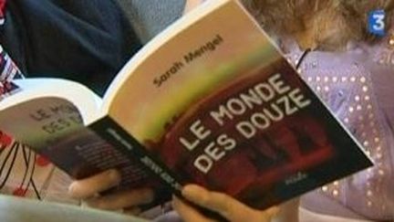 La jeune Sarah Mengel sort son premier ouvrage &quot;Le monde des douze&quot;
 (Culturebox)