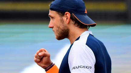 Le joueur français Lucas Pouille (ATTILA KISBENEDEK / AFP)